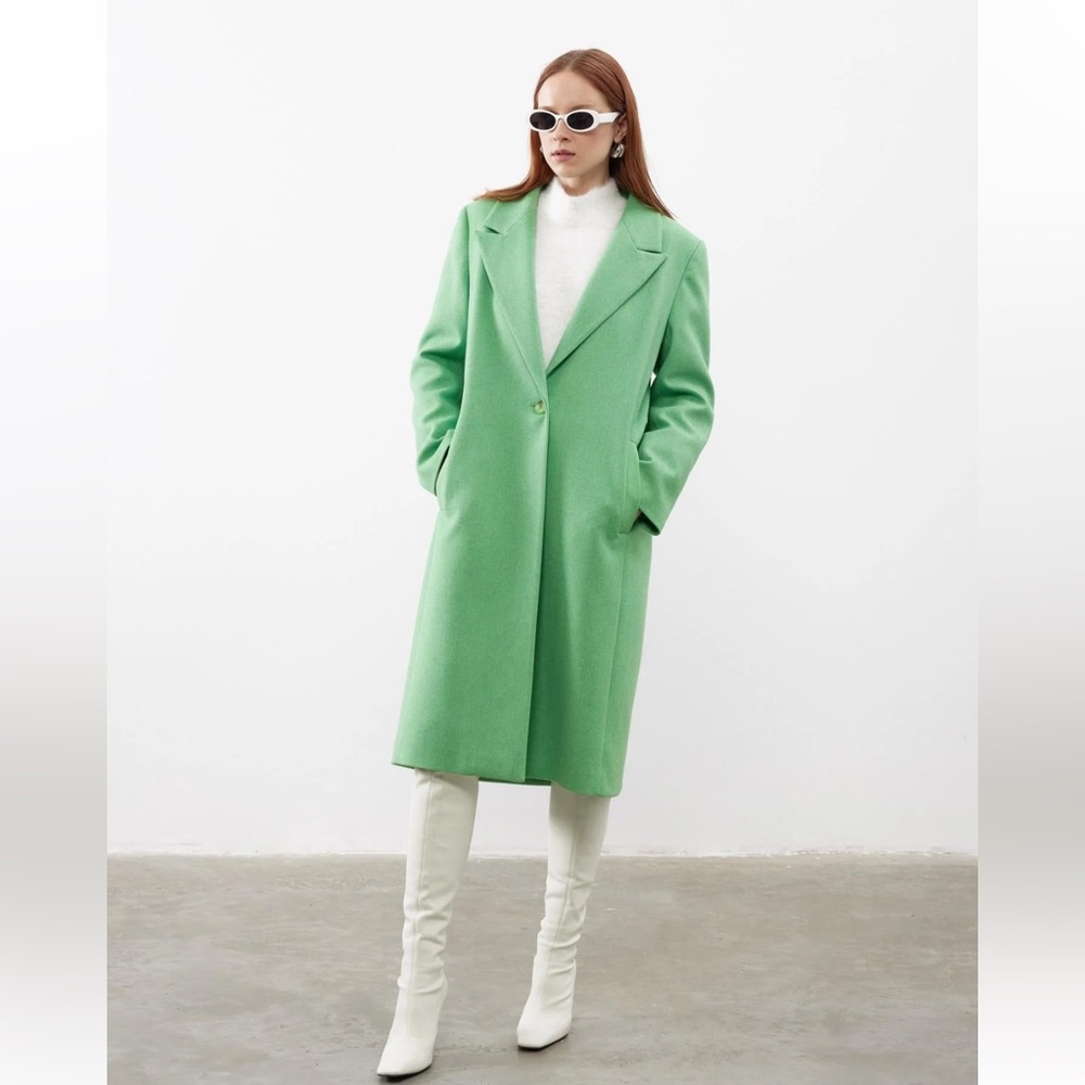 PISTACHIO GREEN SINGLE BUTTON DETAILED
CACHET COAT